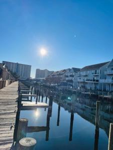 une masse d'eau avec des bâtiments et un quai dans l'établissement Ocean City, MD Waterfront Villa, à Ocean City