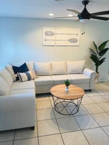 sala de estar con sofá y mesa en Ocean City, MD Waterfront Villa, en Ocean City