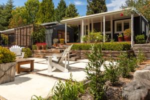 une maison avec un jardin et une terrasse dans l'établissement Bradleys Garden Bed and Breakfast, à Taumarunui