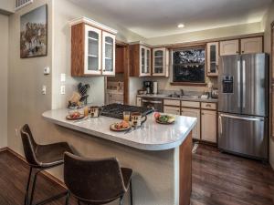 una cucina con una grande isola al centro di Midtown Riverfront 1 a Ruidoso