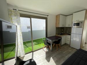 kuchnia ze stołem i krzesłami oraz oknem w obiekcie Arguineguin Beach, Penthouse Apartment and jacuzzi w mieście Arguineguín +19 zdjęć