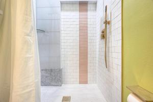 Bilik mandi di The Oleander Hotel Room 6