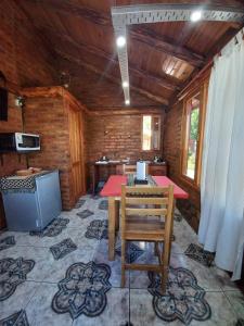 ein Esszimmer mit einem Tisch und einem Stuhl in der Unterkunft Cabañas Atrapasueños in Trevelín + 98 Fotos