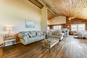 una sala de estar con un sofá y una mesa en Dreamview, en St. Augustine