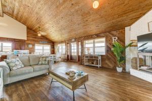 una sala de estar con un sofá y una mesa en Dreamview, en St. Augustine