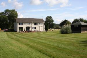 Biały dom z dużym polem trawy w obiekcie Broadwell Guest House w mieście Meriden