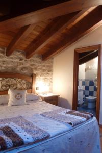 Tempat tidur dalam kamar di Hotel Rural Villa de Silos