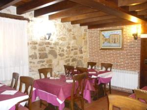 Restoran või mõni muu söögikoht majutusasutuses Hotel Rural Villa de Silos