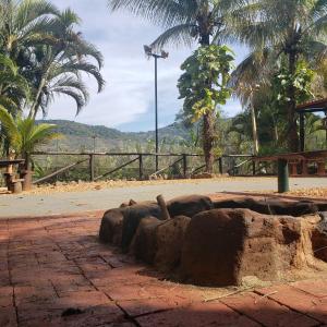 圣代佩德罗Cabana Hostel Sobrado EcoPark的路边的一堆岩石