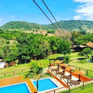 圣代佩德罗Cabana Hostel Sobrado EcoPark的享有度假胜地的空中景致,设有2个游泳池