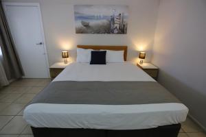 Postel nebo postele na pokoji v ubytování Tropic Coast Motel