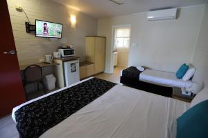 Postel nebo postele na pokoji v ubytování Tropic Coast Motel