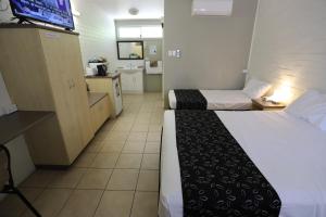 Postel nebo postele na pokoji v ubytování Tropic Coast Motel