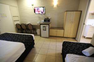 TV a/nebo společenská místnost v ubytování Tropic Coast Motel