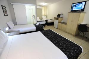 Postel nebo postele na pokoji v ubytování Tropic Coast Motel