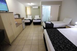 Postel nebo postele na pokoji v ubytování Tropic Coast Motel
