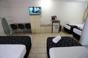 Postel nebo postele na pokoji v ubytování Tropic Coast Motel