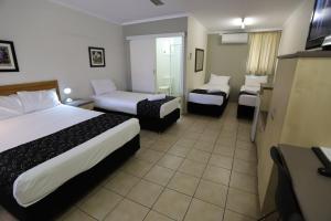 Postel nebo postele na pokoji v ubytování Tropic Coast Motel