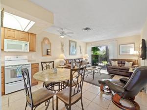 una cucina e un soggiorno con tavolo e sedie di Jamaica Royale 101, 2 Bedrooms, 3 Heated Pools, WiFi, Sleeps 6 a Siesta Key