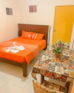 1 dormitorio con 2 camas y mesa en Pousada 461 en Recife