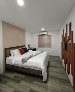 سرير أو أسرّة في غرفة في The Retreat Tanjung Jara