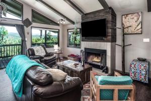 Una sala de estar con un sofá y una chimenea. en Valley View, en Ruidoso