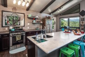 una cocina con fregadero y estufa horno superior en Valley View, en Ruidoso