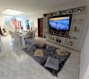 a living room with a tv and a dining table at Casa San Vicente in San Vicente de Chucurí