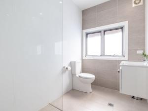 Ένα μπάνιο στο Noemis Place 7 Cromarty Road water views and boat parking available in the driveway +32 φωτογραφίες