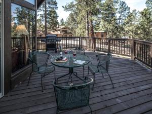 un patio con mesa y sillas en una terraza en Bear Cave, 2 Bedrooms, Sleeps 6, Fireplace, WiFi, Grill, Mountain View en Ruidoso