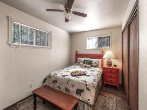 um quarto com uma cama e uma ventoinha de tecto em Bear Cave, 2 Bedrooms, Sleeps 6, Fireplace, WiFi, Grill, Mountain View em Ruidoso
