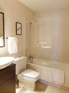 uma casa de banho com um WC, um chuveiro e um lavatório. em Rambla - Palma center em Palma de Maiorca