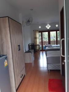 1 dormitorio con 2 camas y armario en una habitación en Mint Guesthouse en Ko Tao
