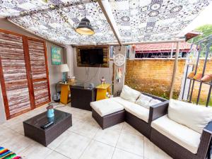 Casa Alma Zen - Hostel Boutique & Bistrô Ubatuba的电视和/或娱乐中心