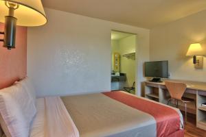 Un pat sau paturi într-o cameră la Motel 6-Sacramento, CA - South Sacramento and Elk Grove