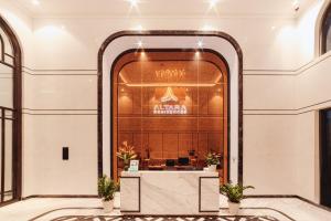 a lobby of aasia with a large window at Căn hộ cao cấp 2 phòng ngủ Altara Quy Nhơn tầng cao, view biển - MARIS Condotel in Quy Nhon +60 photos