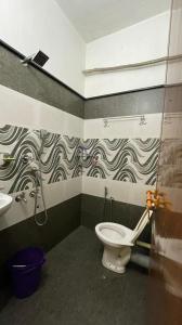 チェライ・ビーチにあるSunny Dazeのバスルーム(トイレ、洗面台付)