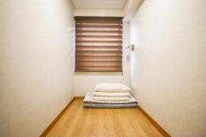 木浦市Lighthouse Guesthouse的带狗床的客房,位于带窗户的房间内
