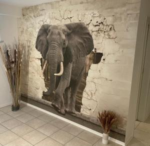 una pintura de un elefante en una pared en Am Wildbach bei Passau en Saming