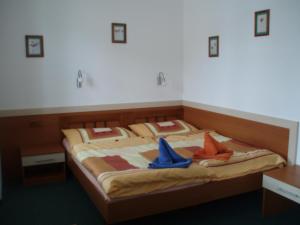 Postel nebo postele na pokoji v ubytování Hotel u Kapra