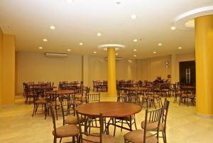 a dining room with tables and chairs in it at Hotel Puerto Banana in El Guabo