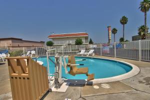 Motel 6-West Sacramento, CA 내부 또는 인근 수영장