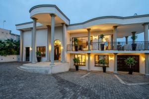 un gran edificio con 2 balcones en la parte superior. en Sanchia Luxury Guest House, en Durban