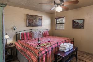 een slaapkamer met een bed met een dienblad met eten erop bij Fox Hollow Condo #35, 2 Bedrooms, Sleeps 4, Decks, Washer and Dryer in Ruidoso