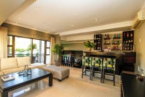 een woonkamer met een bank en een tafel bij Sanchia Luxury Guest House in Durban