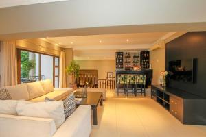 een woonkamer met een bank en een tafel bij Sanchia Luxury Guest House in Durban