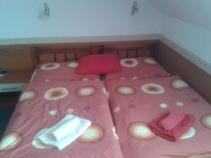 Postel nebo postele na pokoji v ubytování Hotel u Kapra