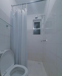 ナイロビにあるDelightful Studio,Racecourse Gardens Apt with poolのトイレとシャワー付きの白いバスルーム