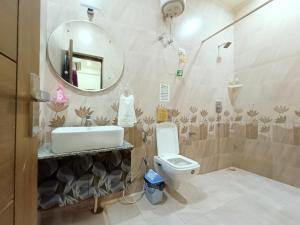 un bagno con lavandino, water e specchio di The Hideout Agra - Homestay near Taj ad Agra