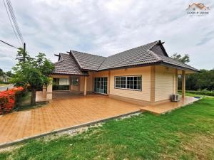 una casa con techo de baldosa en Sand-D House Pool Villa A15 at Rock Garden Beach Resort Rayong en Mae Pim